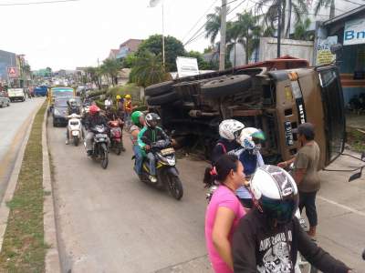 Fuso Terperosok, Kemacetan Mengular di Pamulang