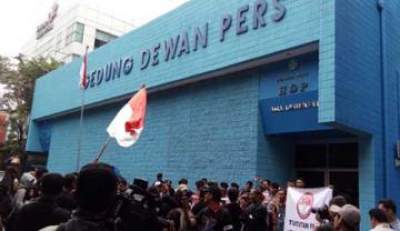 Aksi demo di depan gedung dewan pers.