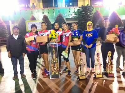 Tim voly putri JVC bersama trophy bergilir usai mengkandaskan klub voly putri Volgan dengan skor 3-2.