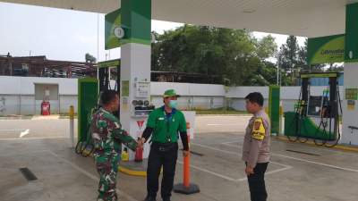 Sinergitas TNI – POLRI, Bhabinkamtibmas dan Babinsa Desa Cijujung Kec.Sukaraja Kab. Bogor Sambang Warga Tingkatkan Harkamtibmas