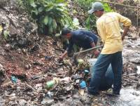 Kepala UPT Persampahan Kabupaten Serang dan Masyarakat Pers Gelar Aksi Bersih-Bersih Sungai di Desa Telaga