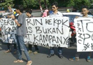  Tampak Mahasiswa Tolak Kedatangan Airin di kampus UIN