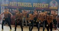 Atlit binaraga saat peragakan kelas midle di ajang lomba body contest yang digelar PBFI Tangsel di Teras Kota, BSD Serpong.