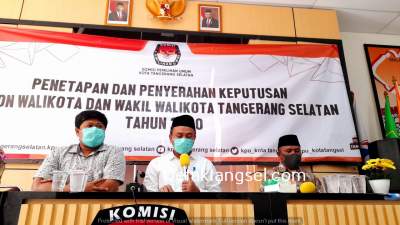 Komisioner KPU Tangsel saat menyampaikan tiga Paslon lolos ikuti Pilkada Tangsel Desember nanti