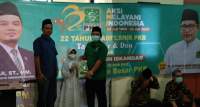 Anggota Fraksi PKB DPRD Tangsel, Sudiar, saat serahkan santunan kepada anak yatim di Sekretariat PAC PKB Ciputat Timur