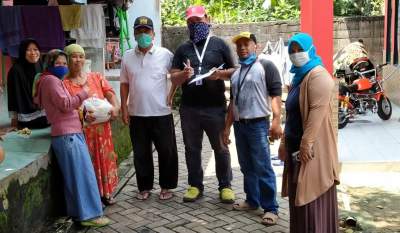 DKM Masjid Al-ikhlas saat bagi-bagi sembako ke warga RT 02/05 Kampung Rawa Barat, Pondok Pucung.