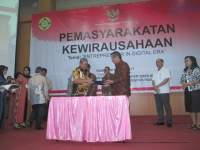 Rektor Universitas Pamulang, Dr Dayat Hidayat dan Wakil Walikota Tangsel Benyamin Davnie saat jalin MoU peningkatan kewirausahaan.