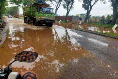 Berlubang &amp; Digenangi Air, Jalan Graha Pondok Aren Dikeluhkan Warga