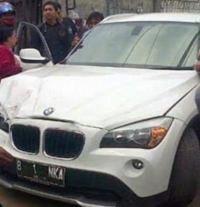 Apes...Tukang Sayur Ditabrak Mobil Mewah