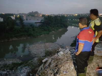  Kepala UPT TPA Cipeucang, Tain Setiawan saat mengecek ceceran sampah di Sungai Cisadane