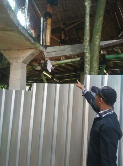 Tokoh nasional asal Tangsel Subari Martadinata saat menunjau salah satu bangunan yang sudah rusak.