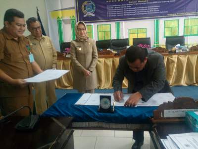 Pengesahan raperda di DPRD Kota Tangsel.