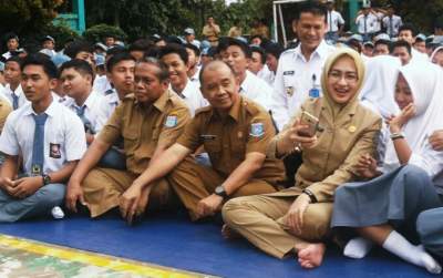 Wali Kota Tangsel Airin Rachmi Diany berfoto bersama usai monitoring di SMKN 3. 