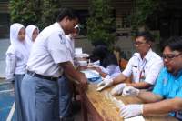 Sejumlah pelajar saat lakukan test urine.