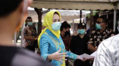 Satpol PP Lakukan Penyemprotan Cairan Disinfektan di Pasar Serpong