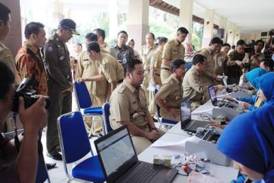 Wali Kota Tangerang Arief R Wismansyah saat bayar pajak.