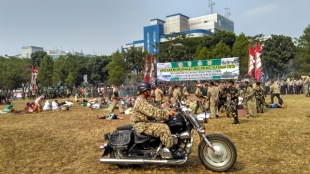 Tampak Drama Pasukan Jendral Sudirman (Hijau) berperang dengan pasukan Belanda (loreng).