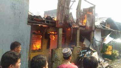 Rumah Terbakar di Kawasan Padar Penduduk