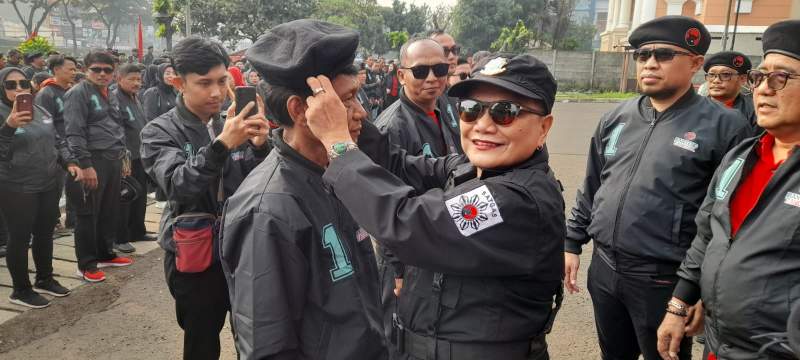 Ketua DPP PDIP, Ribka Tjiptaning didampingi pengurus DPC PDIP Tangsel sematkan baret Satgas kepada salah satu Ketua PAC kecamatan di Kota Tangsel.