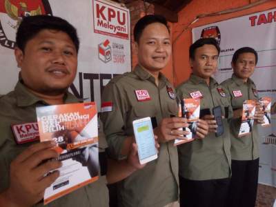 Komisioner KPU Tangsel menunjukan #GMHP untuk melindungi hak warga di Pemilu 2019.