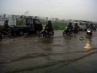 banjir-dan-lubang-potret-buruk-jalan-pondok-cabe