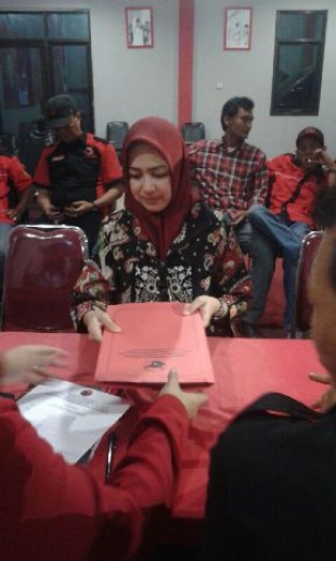 Dengan masih terlihat lelah Airin bersama tim menyerahkan formulir ke DPC PDIP Tangsel, sore tadi ,Rabu (29/4)