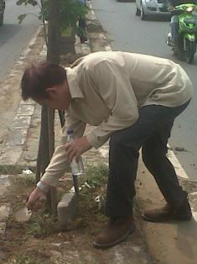 SERUT- Tampak Kadis DKPP Tangsel,Mochamad Taher Rochmadi, Terjun langsung dalam Jum&#039;at bersih di Jl.Raya Serpong.Jum&#039;at (08/11)DT