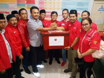 Ketua DPC PDI Tangsel Heri Gagarin (tengah) saat menyerahkan berkas persyaratan Pemilu 2019 di KPU Tangsel.