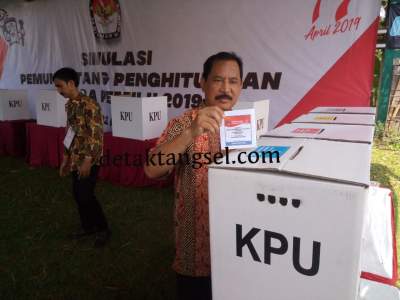 Sekda Tangsel, Muhamad saat mengikuti simulasi dan penghitungan suara Pemilu 2019 di lapangan Cadas Mapar, Kecamatan Setu