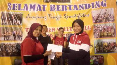 Panitia turnamen volly Mesran Cup V, Yani Utama memberikan hadiah kepada kapten tim volly D&#039;Wise.