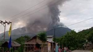 Gunung Lewotobi Berstatus Awas, Warga Kosongkan Satu Desa