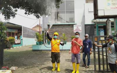 Kepala UPT Cipeucang, Tain Setiawan saat melakukan penyemprotan disinfektan di kawasan Cipeucang.