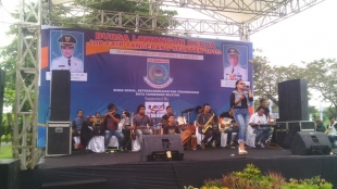 Oplos Betawi Hibur Pencari Kerja di Job Fair Tangsel 2015