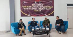 Komisioner KPU Tangsel Widya Victoria bersama Ketua PWI Tangsel, Ahmad Eko Nursanto saat diskusi publik bertajuk ‘Peran Jurnalis dalam Meningkatkan Partisipasi Masyarakat untuk Pilkada Kota Tangerang Selatan tahun 2024’.