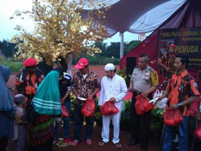 PP PAC Pondok Aren saat menyerahkan santunan kepada anak yatim dan dhuafa di lapangan merah Graha Raya, Perigi Baru. 