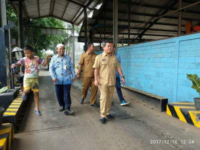 Kepala Unit Pelaksana Teknis (UPT) TPA Cipeucang Tain Setiawan  saat berkunjung ke TPA Rawa Kucing.