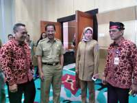 Sekda Muhammad (dua kiri) menyambut kedatangan camat dari Provinsi Jambi.