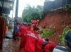 petugas DBMSDA Tangsel saat melakukan evakuasi material longsoran tanah