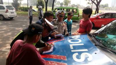 Penilangan kendaraan saat razia di Cilenggang, Serpong