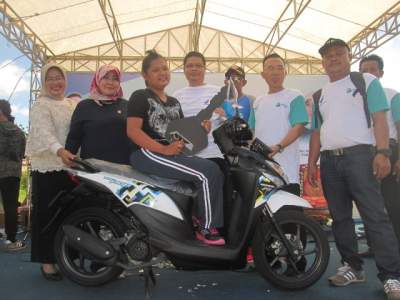 Muslimah menaiki motor doorprize didampingi Anggota DPR-RI Siti Masrifah Kepala BPOM Banten Mohamad Kashuri, Plt Dinkes Tangsel Listya Windyarti dan sejumlah panitia gerak jalan santai.