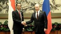 Presiden Joko Widodo (kiri) bertemu dengan Presiden Rusia Vladimir Putin (kanan) saat KTT APEC 2014 di Beijing. (Foto: Setpres-Rusman)