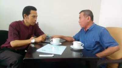 Ketua LBB Tangsel, Abdul Karim saat menunjukan sejumlah seni tradisional yang pernah ada kepada Ketua Komisi ll DPRD Tangsel, Bambang Triadi.