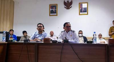 Ketua Bapemperda DPRD Tangsel, Sudiar, pimpun rapat pembahasan Raperda di 2025