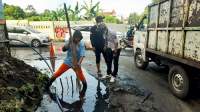  Petugas dari DLH Tangsel saat bersih-bersih sampah di saluran air yang ada pertigaan jalan Tanah Tingal, Ciputat.