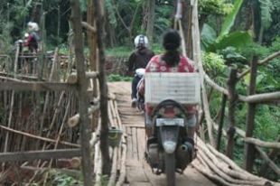 Serpong- Jembatan Sasak kali angke yang terletak di kp.Meruga,sat ini hampir ambruk tapi warga tetap nekat.(DT)