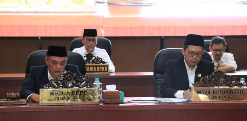 Ketua sementara DPRD Tangsel, Rahmat Hidayat dan Wakilnya, Ricky Yuanda Bastian pimpin rapat pengesahan pimpinan fraksi-fraksi DPRD.