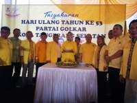  Ketua DPD Partai Golkar Kota Tangsel, Airin Rachmi Diany saat pemotongan tumpeng diperayaan HUT ke 53 Partai Golkar.