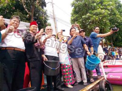 Kepala Dinas Pariwisata Tangsel Judianto bersama Iwan Fals melepas ikan di Situ Bungur.