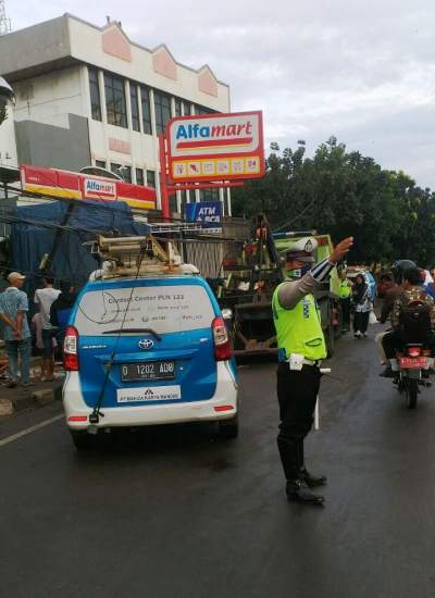 Truk Tabrak Minimarket, Berimbas Kemacetan