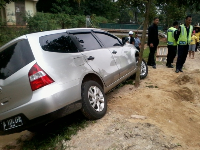 Mobil Terperosok Ke Pinggir Kali